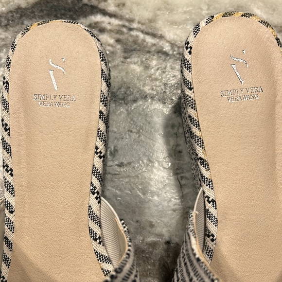 Simply Vera Wang slip on wedge.  Excellent condition - Picture 4 of 6